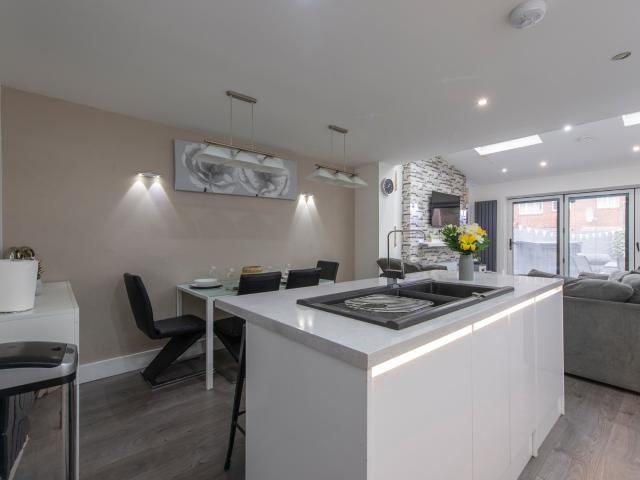 Four Bedroom End of Terrace House – £4000 pcm
