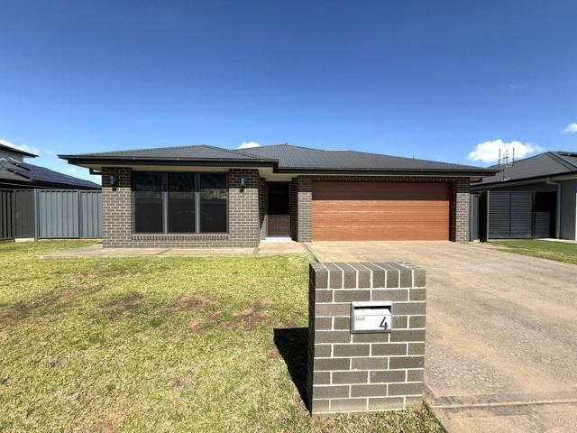 FOUR BEDROOM FAMILY HOME IN SOUTHLAKES