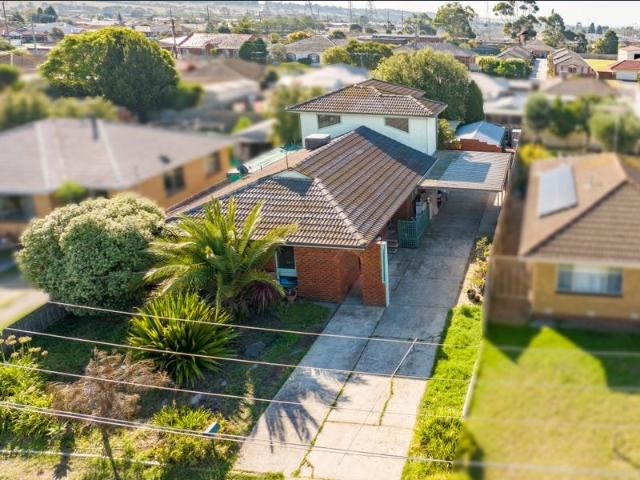 FOUR BEDROOM FAMILY HOME WITH THREE LIVING ZONES IN COURT LOCATION