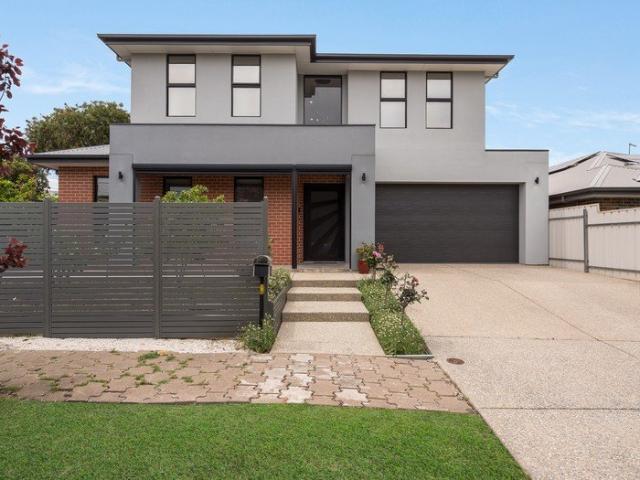 Four Bedroom Family Living with a Fireside Centrepiece!