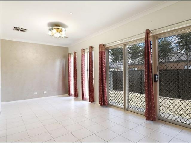 Four Bedroom house available in Tarneit! Walking distance to St John The Apostle Catholic Primary School in Tarneit!
