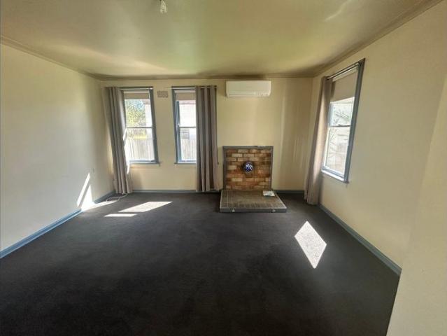 FOUR BEDROOM HOUSE FOR RENT NEAR UNE!