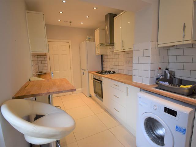 Four bedroom house ideal for working families off ilford lane