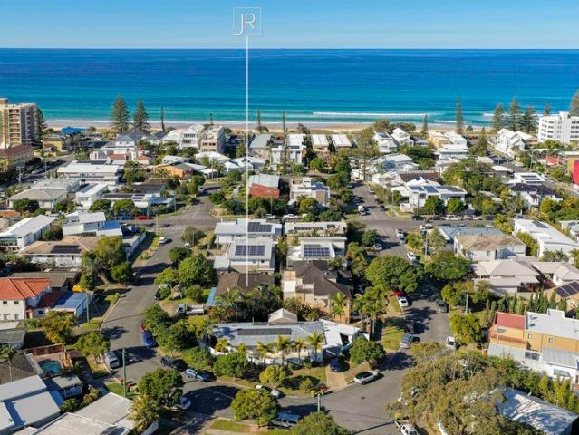 Four bedroom house, walking distance to the beach