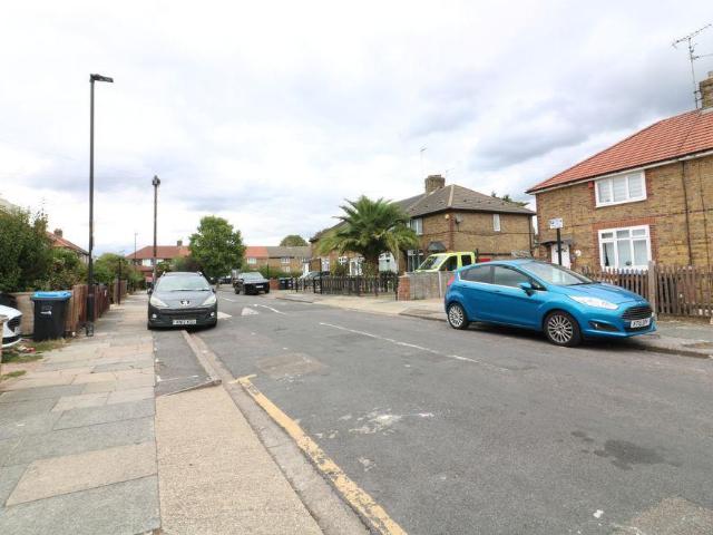 Four Bedroom House to Rent 4 bed semi detached house to rent £2,700 pcm £623 pw