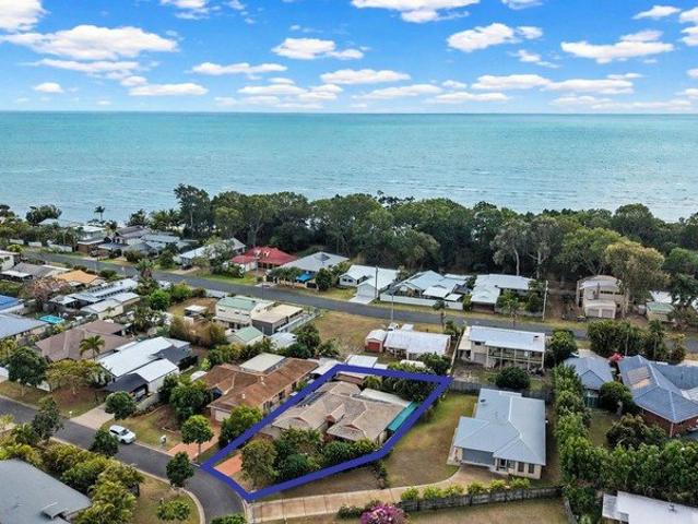 Four Bedroom Home With Caravan Port Just 200m From The Beach!
