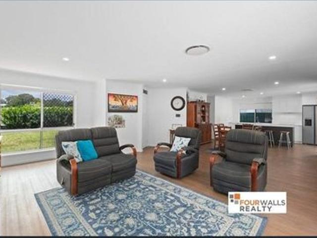 FOUR BEDROOM HOME WITH DUCTED AIR CONDITIONING!