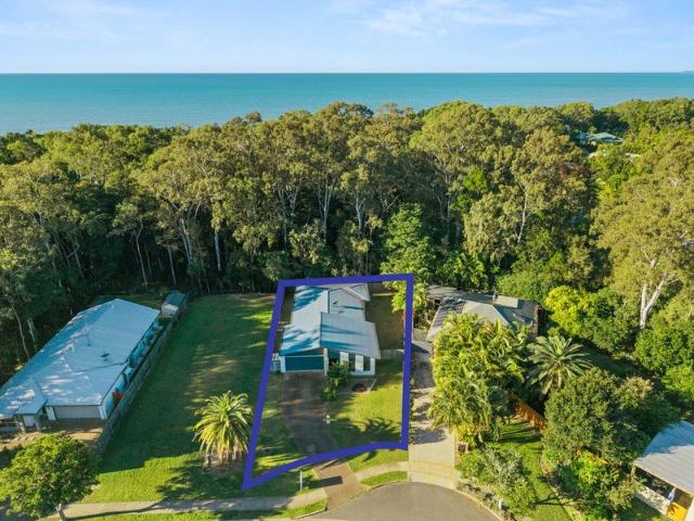 Four Bedroom Home Backing Onto Natural Bushland Near The Beach