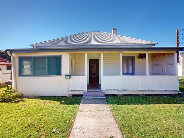 FOUR BEDROOM HOME CLOSE TO TOWN CENTRE ZONED R3