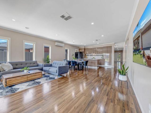 Four bedroom home close to Wyndham Vale Station / Schools and Shopping centre !