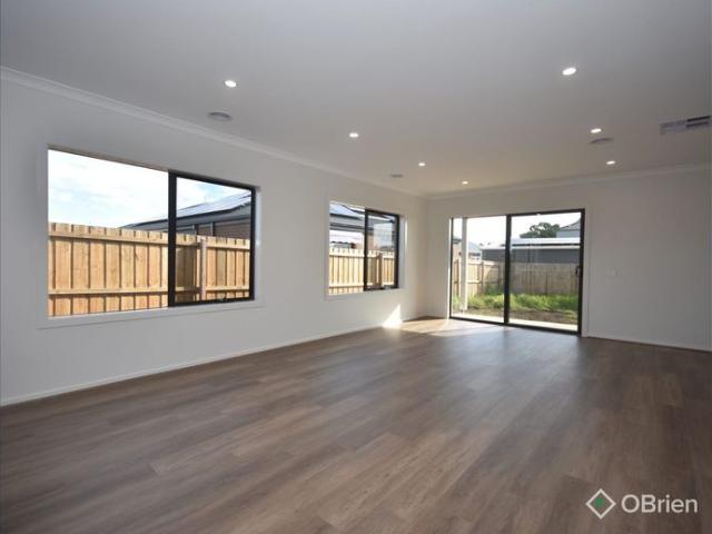 FOUR BEDROOM HOME IN BROOKFIELD ESTATE!