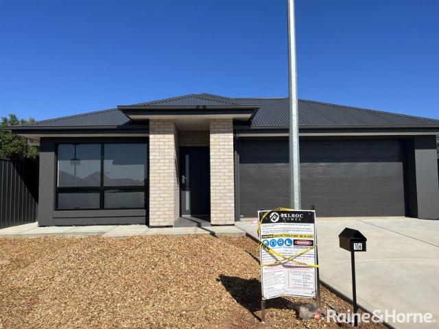 Four bedroom home in Para Hills!
