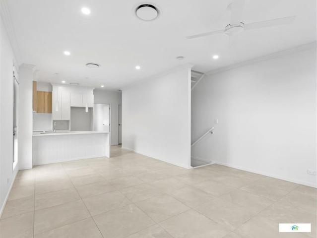 Four Bedroom Modern Townhome, DUCTED A/C, RESORT POOL
