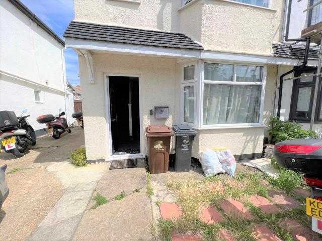 Four bedroom two bathroom family house £2500 pcm