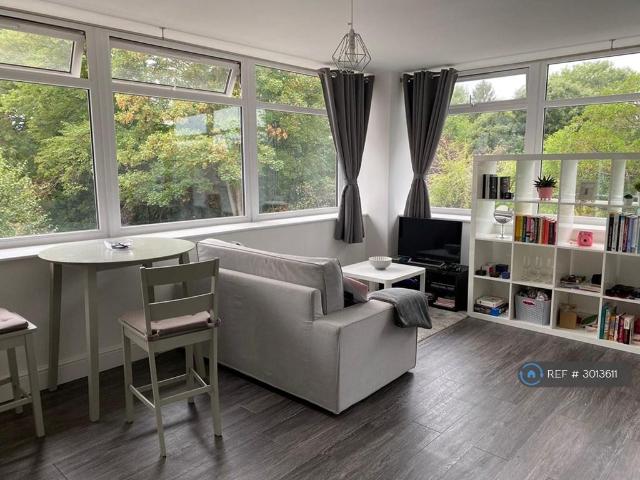 Four Corners Chertsey, Chertsey, KT16 1 bed flat to rent £1,400 pcm £323 pw