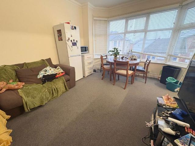 FOUR/ FIVE BEDROOM STUDENT, TALBOT ROAD P07543