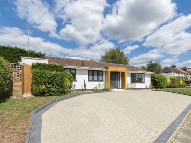 Four Wents, Cobham KT11 3 bed bungalow to rent £4,250 pcm £981 pw