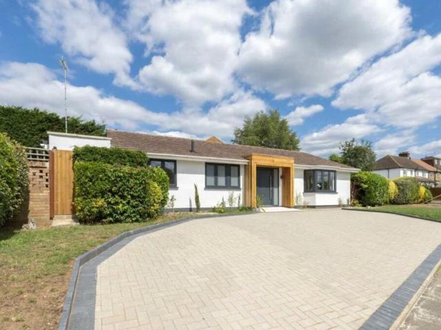 Cobham, Surrey, KT11 3 bed bungalow to rent £4,250 pcm £981 pw