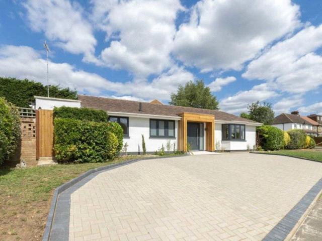 Cobham, Surrey KT11, 3 bed bungalow to rent, £4,250 pcm | PrimeLocation