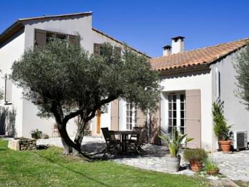 FOURQUES Maison familiale avec piscine et vue dégagée