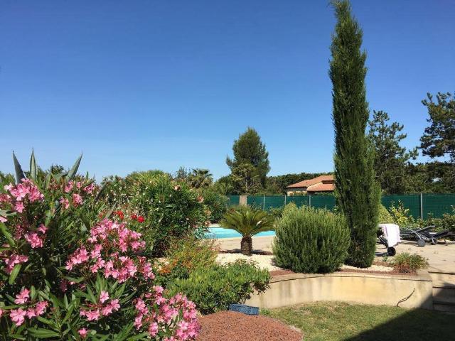 FOURQUES Maison familiale avec piscine et vue dégagée 164m² Fourques