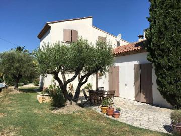 FOURQUES Maison familiale avec piscine et vue dégagée