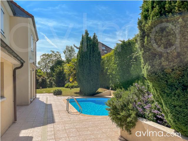 Fourqueux: villa avec sous sol total et piscine pour famill
