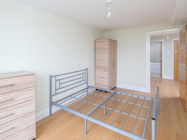 Fourth Cross Road, Twickenham TW8