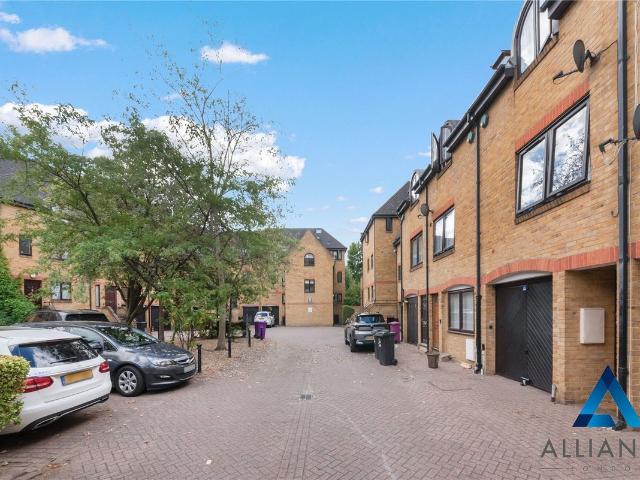 Fowey Close, London E1W, 3 bed detached house to rent, £3,000 pcm | PrimeLocation