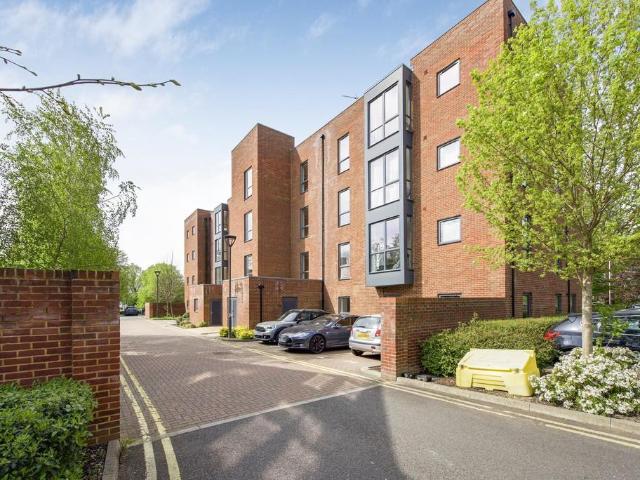 Fowler Way, Uxbridge UB10 1 bed apartment to rent £1,450 pcm £335 pw
