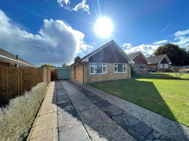 Foxwood Way, New Barn DA3, 3 bed detached bungalow to rent, £2,100 pcm | PrimeLocation