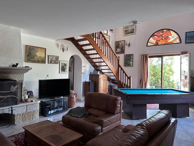 Fox Amphoux, Maison 8 pièces 230m2, piscine, garage, 2330m2. 230m² Fox Amphoux