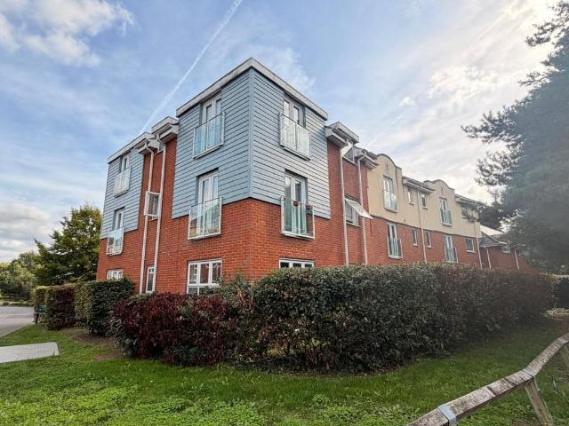 Foxboro Road, Redhill 2 bed apartment to rent £1,650 pcm £381 pw
