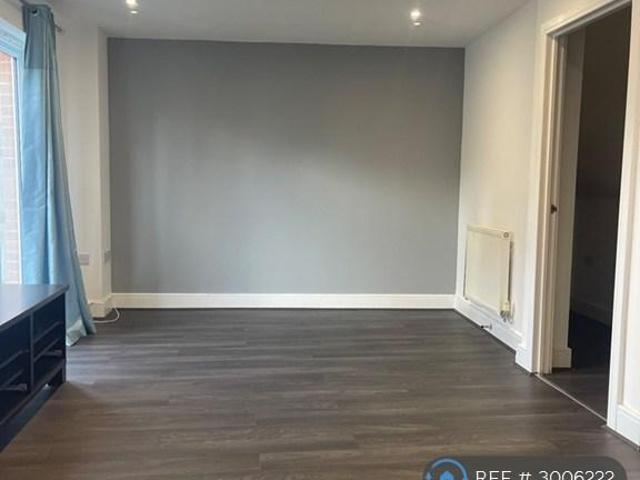 Foxboro Road, Redhill, RH1 4 bed terraced house to rent £2,450 pcm £565 pw