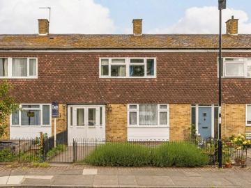 Foxborough Gardens, London SE4 3 bed terraced house to rent £2,700 pcm £623 pw