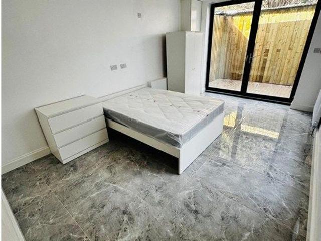 Foxbury House, Croydon CR7, 6 bed flat to rent, £2,700 pcm | PrimeLocation