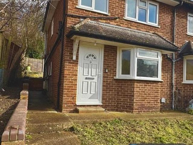 Foxburrows Avenue, Guildford, GU2 2 bed semi detached house to rent £2,000 pcm £462 pw