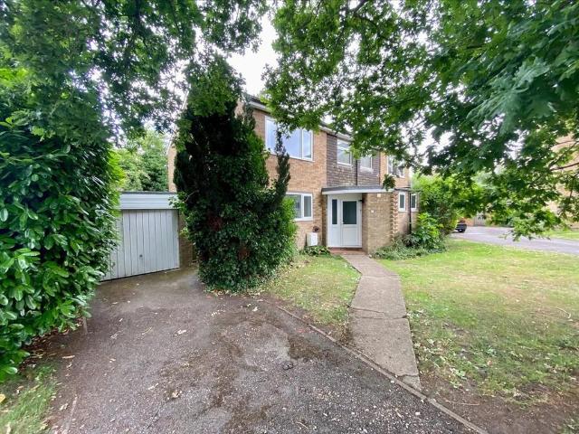 Foxfield Close, Northwood 3 bed detached house to rent £2,150 pcm £496 pw