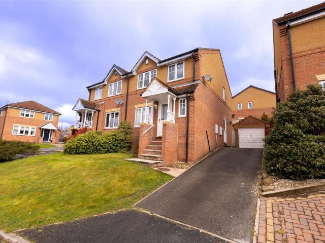 Foxglove Folly, Wakefield WF2 3 bed semi detached house to rent £1,250 pcm £288 pw