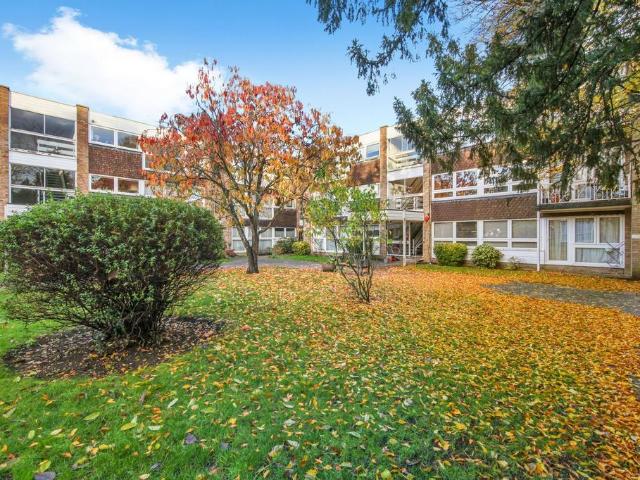 Foxgrove, London, N14 2 bed apartment to rent £2,000 pcm £462 pw