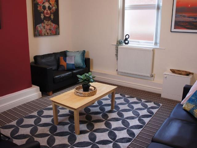 Foxhall Road, Nottingham NG7, 3 bed flat to rent, £1,300 pcm | PrimeLocation