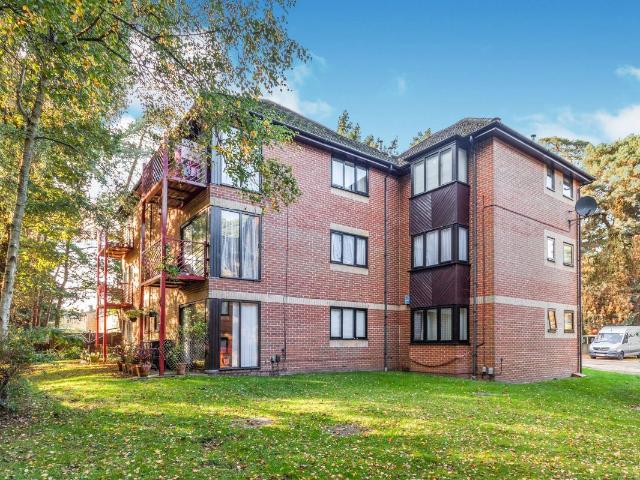 Foxheath, Wayland Close, Bracknell RG12, 1 bed flat to rent, £1,100 pcm | PrimeLocation