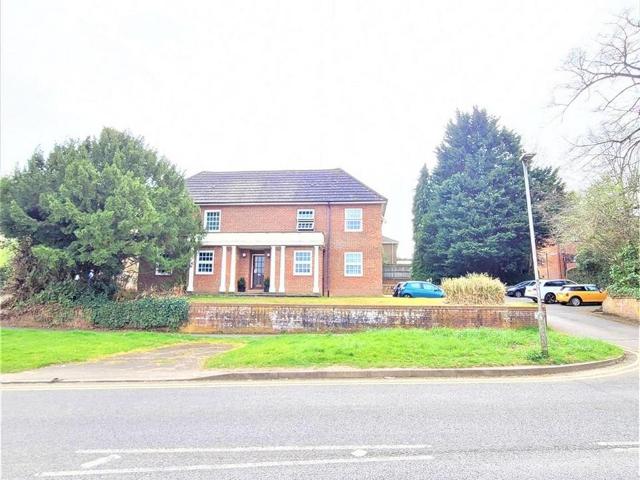 Foxhill, Crowthorne Road, Bracknell. 1 bed flat to rent £1,100 pcm £254 pw