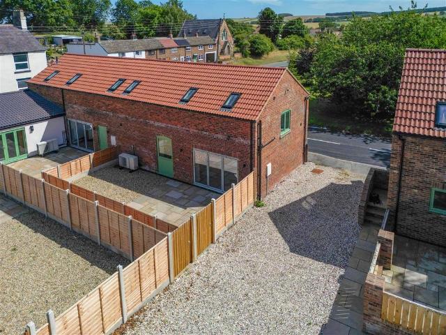 Foxholes 2 bed end of terrace house to rent £950 pcm £219 pw