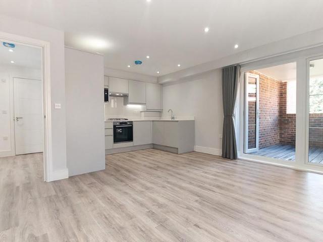 Foxley Lane, Purley 2 bed apartment to rent £1,850 pcm £427 pw