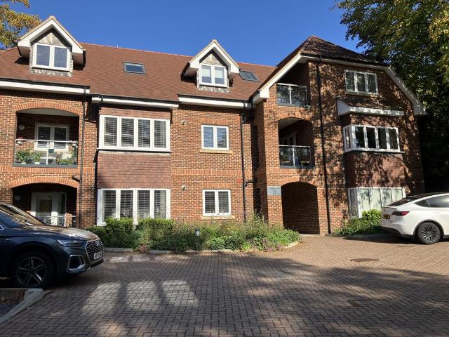 Foxley Lane, Purley, CR8 2 bed flat to rent £2,150 pcm £496 pw