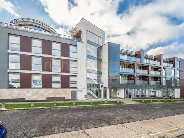 Flower Lane, London, NW7 2JN, United Kingdom | 2 bed apartment for rent #138595060 | Rentberry