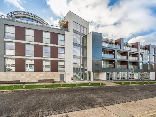 Flower Lane, Mill Hill NW7, 2 bed flat to rent, £2,400 pcm | PrimeLocation