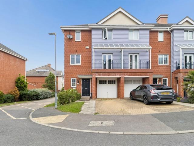 Flowers Avenue, Ruislip HA4, 4 bed flat to rent, £2,900 pcm | PrimeLocation