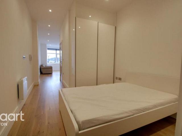 Flowers Way, Luton 1 bed apartment to rent £900 pcm £208 pw